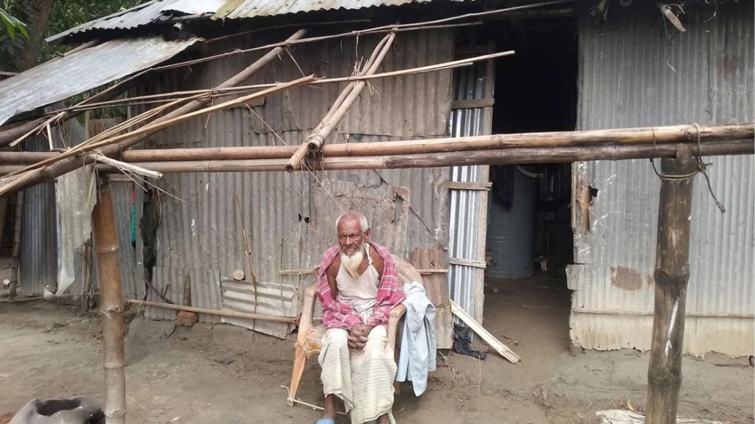 এক হাজার টাকার জন্য বৃদ্ধের ঘরের টিন খুলে নিলেন পাওনাদার